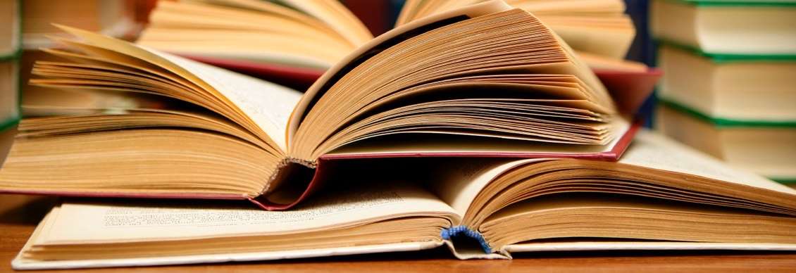 Böcker uppslagna på ett bord